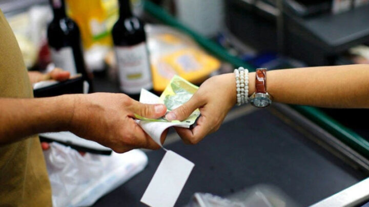 Los Ciudadanos de Estados Unidos y Europa siguen realizando sus compras en efectivo