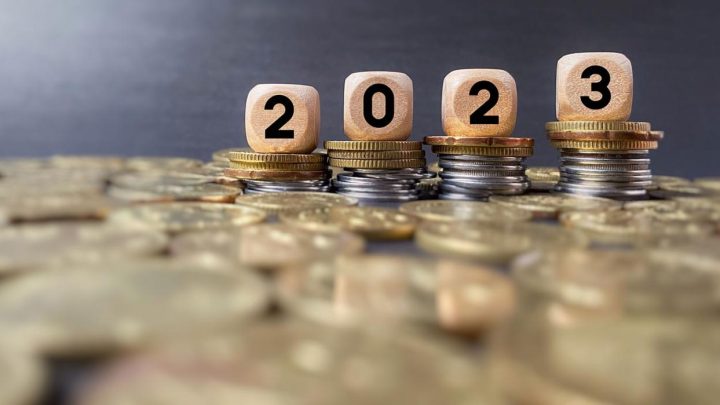 ¿Cómo invertir en 2023 una elevada cantidad de dinero, según expertos?